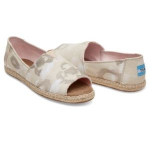 ✨NIB Toms Natural Watercolor Floral Alpargata